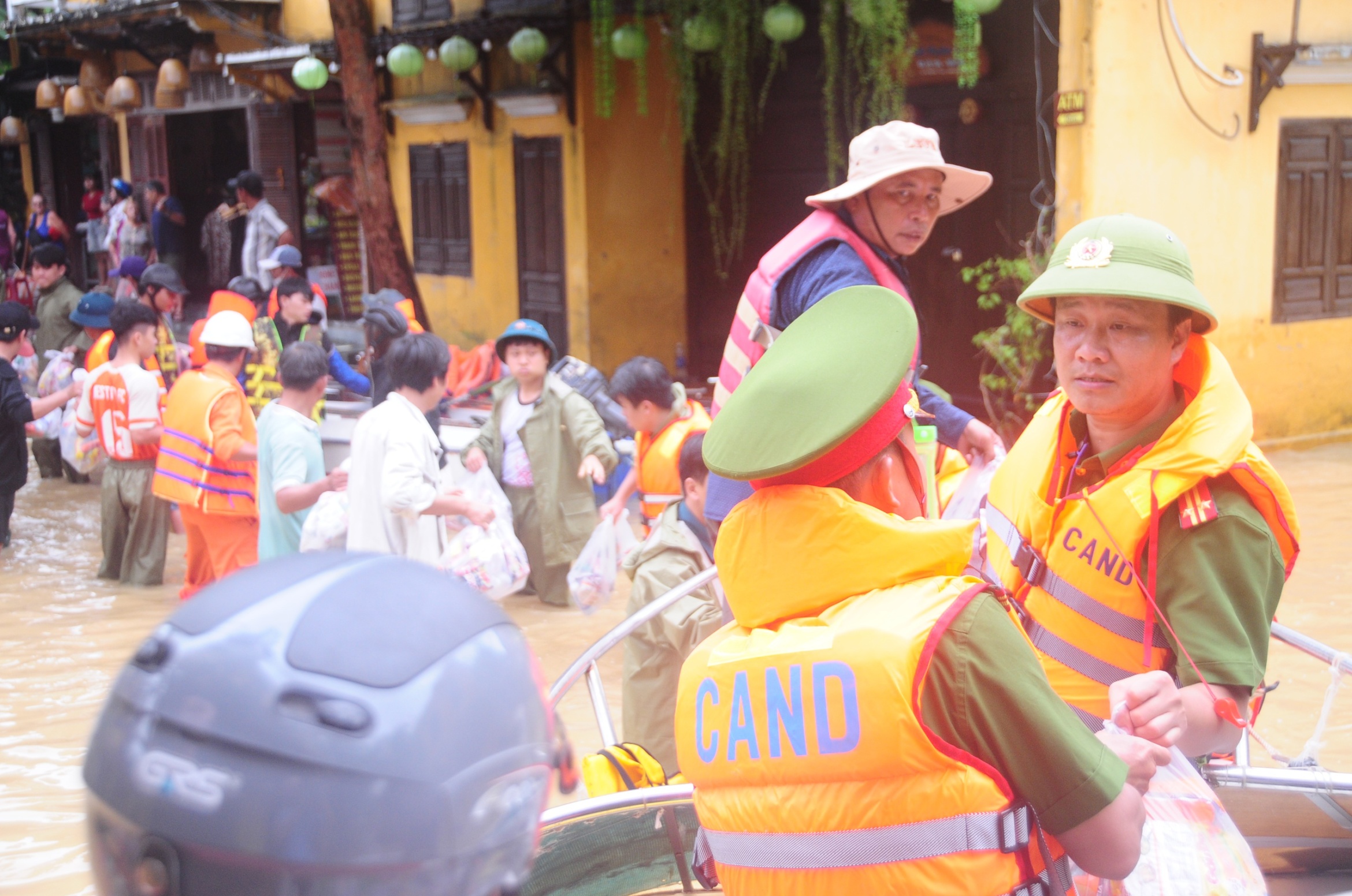 历史性洪水中会安古城异常拥挤的景象